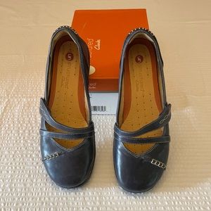 Clarks Unstructured Size 11W navy leather loafer.